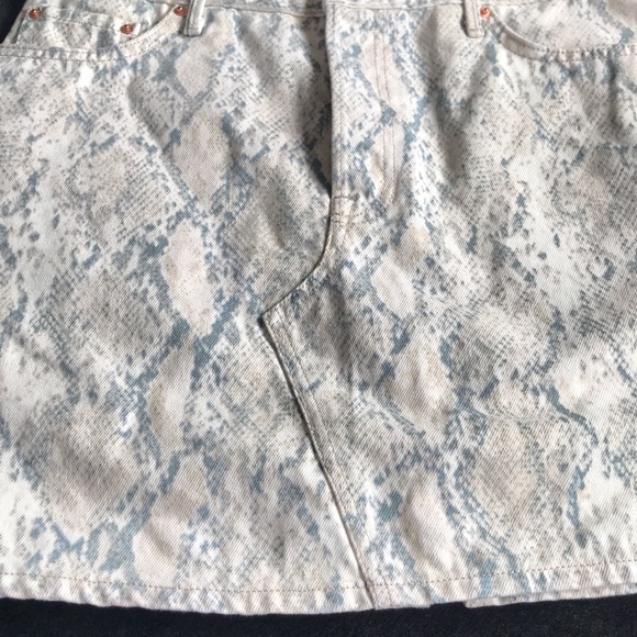 GRLFRND, Woman's Size 29 Alyssa Snake Skin Print Mini Skirt - Picture 4 of 10